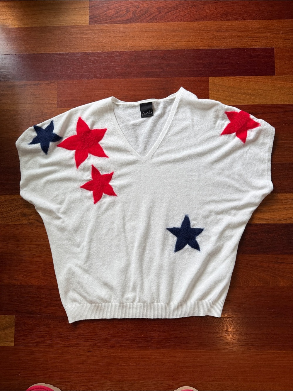 Azoda White V‑Neck Star Appliqué Sweater in Red & Navy